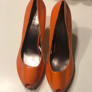 Tangerine Peep-toe pumps